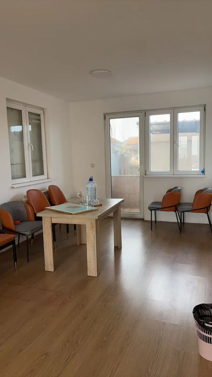 Ledine – dnevna soba sa trpezarijskim stolom
